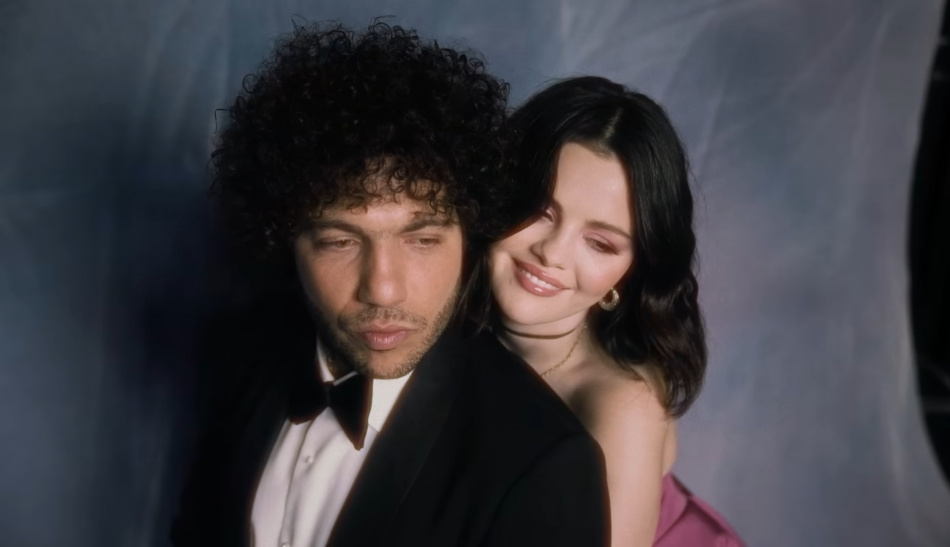 Селена Гомес и Бенни Бланко удивили публику страстным поцелуем на «Эмми»